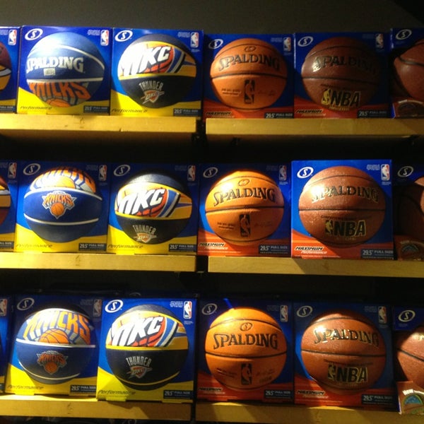 Снимок сделан в NBA Store пользователем R 7/7/2013