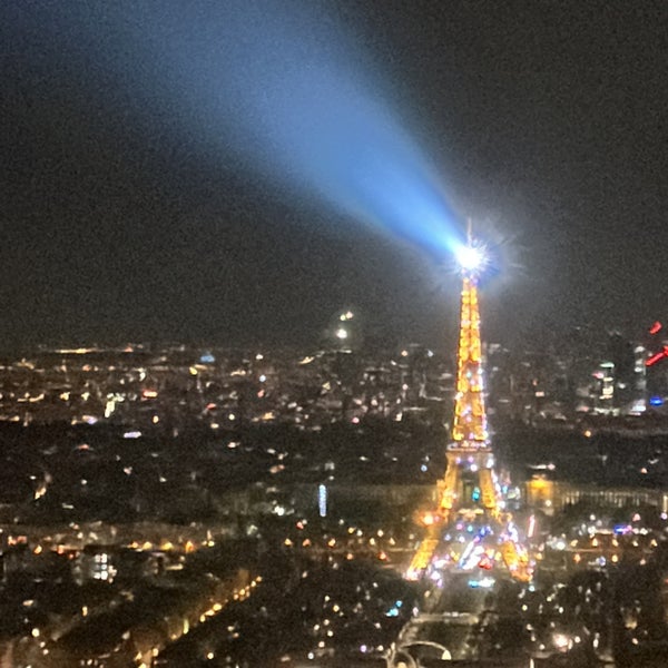 Foto diambil di Observatoire Panoramique de la Tour Montparnasse oleh Jiayi W. pada 12/25/2022