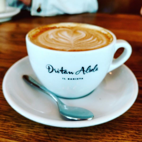 รูปภาพถ่ายที่ Dritan Alsela Coffee โดย Isabella A. เมื่อ 5/23/2018