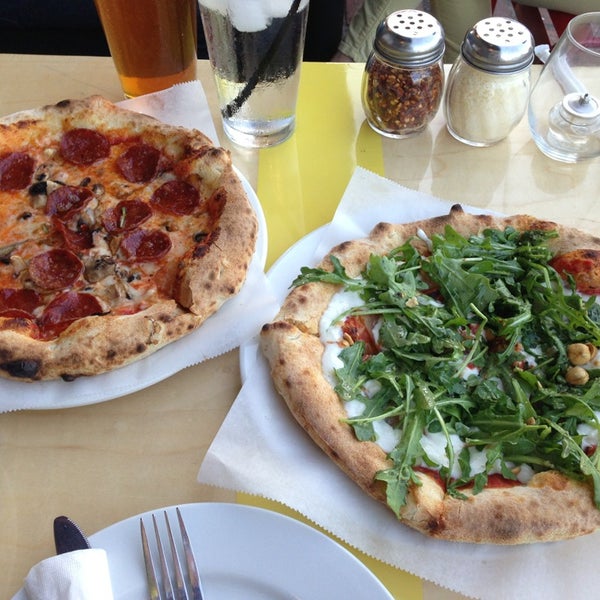 6/29/2013 tarihinde Angelaziyaretçi tarafından Pitfire Artisan Pizza'de çekilen fotoğraf