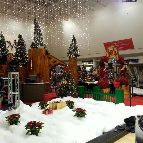 11/12/2014 tarihinde Dave D.ziyaretçi tarafından Franklin Park Mall'de çekilen fotoğraf