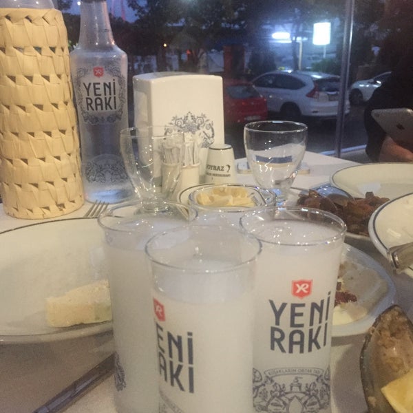 Das Foto wurde bei Poyrazköy Sahil Balık Restaurant von Nermin Ş. am 9/30/2017 aufgenommen