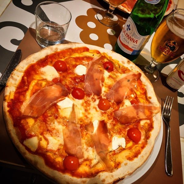Good Dinner 🍴🍺🍕😋#goodinner #love #pizza #like #eat #evening #via_dei_valtorta #mammafarina #socialnetwork #tumblr #instagram #foursquare #pinterest #swarm #twitter #facebook #swarm #city #milan