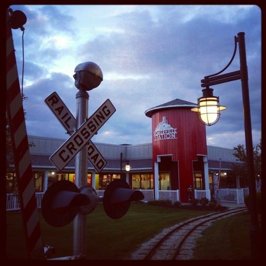 Ohio Station Outlets Burbank'da Alışveriş Merkezi