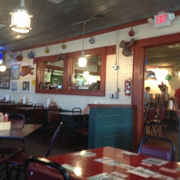 Foto tomada en Captain&#39;s Table Fish House Restaurant  por Sean (Chewy) O. el 5/16/2013