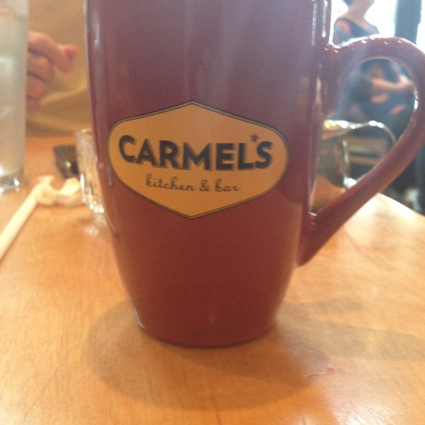 รูปภาพถ่ายที่ Carmel&#39;s Restaurant &amp; Bar โดย Natalie เมื่อ 8/17/2013