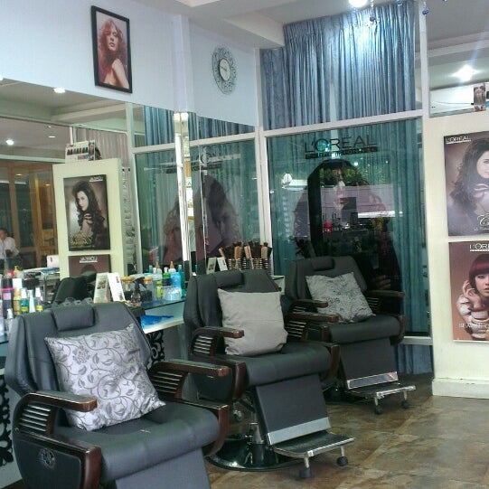 Foto scattata a Metamorphosis Hair Salon da Chirawan P. il 6/18/2013