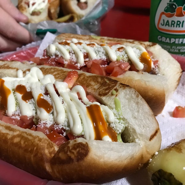 7/5/2018에 JK G.님이 El Caprichoso Hot Dogs Estilo Sonora에서 찍은 사진