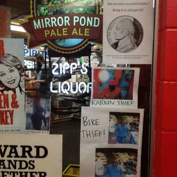 รูปภาพถ่ายที่ Zipps Liquors โดย Matt เมื่อ 1/8/2013