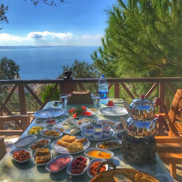 Photo taken at Adalı Cafe &amp; Restaurant by ÇiğdeM on 10/29/2018