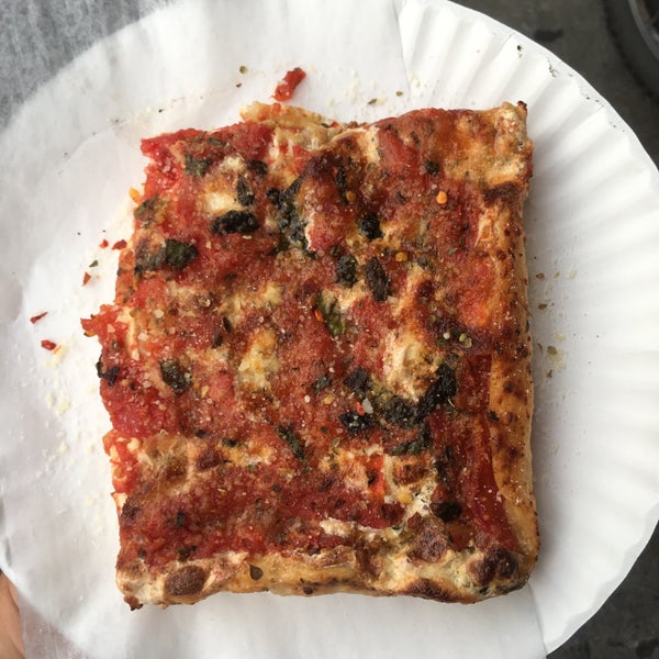 Foto diambil di Louie&#39;s Pizzeria and Restaurant oleh Adam K. pada 8/16/2018