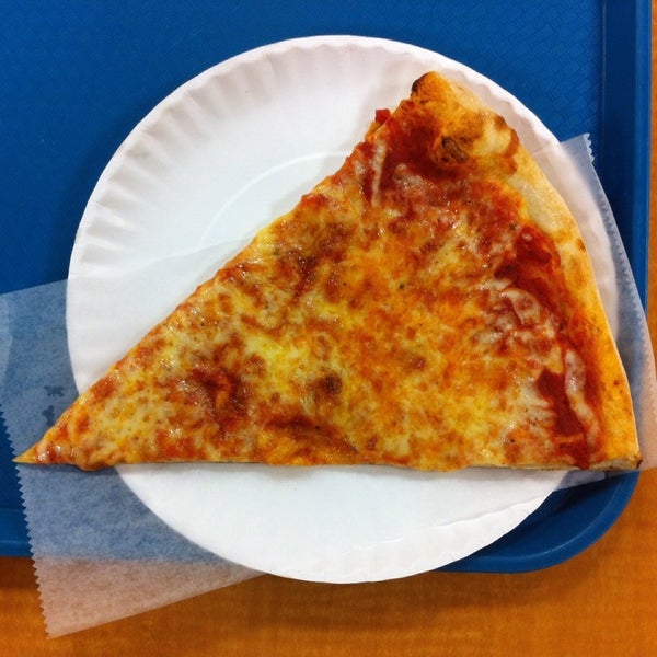 Foto tirada no(a) Krispy Pizza - Brooklyn por Adam K. em 1/11/2014
