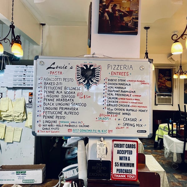 Снимок сделан в Louie&#39;s Pizzeria and Restaurant пользователем Adam K. 9/16/2021