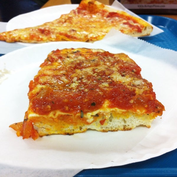 Photo prise au Krispy Pizza - Brooklyn par Adam K. le1/11/2014