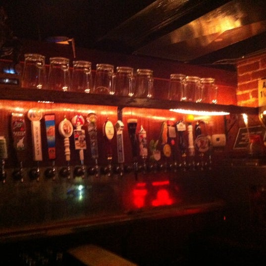Foto tomada en Dave&#39;s Pub  por Natalie el 9/23/2012
