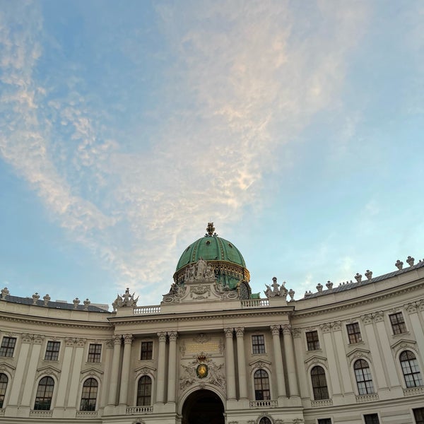 Foto diambil di Hofburg oleh MickySoyy pada 10/7/2023