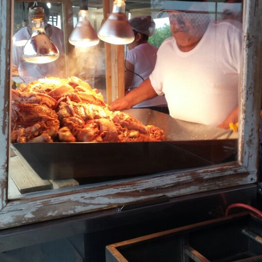 6/15/2014 tarihinde Eduardo C.ziyaretçi tarafından Carnitas Las Duarte'de çekilen fotoğraf