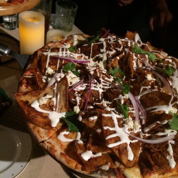 Nice la pizza de chilaquiles, un lugar muy fresa y muy caro. Nos salió un pedazo de vidrio en una bebida. Pero la comida buena.