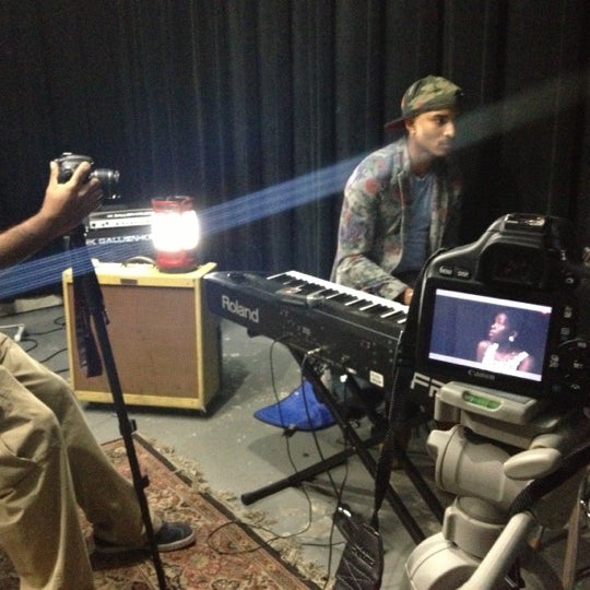 Foto diambil di Complete Music Studios oleh Cody-Ann . pada 10/21/2012