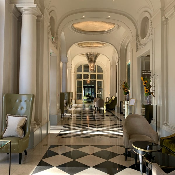 Das Foto wurde bei Waldorf Astoria Versailles - Trianon Palace von haru am 9/19/2022 aufgenommen