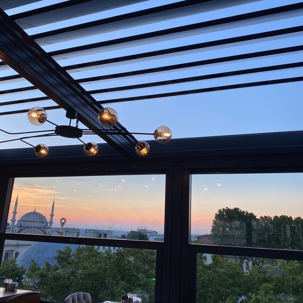 6/10/2021 tarihinde Kapalıziyaretçi tarafından Loti Cafe &amp; Roof Lounge'de çekilen fotoğraf