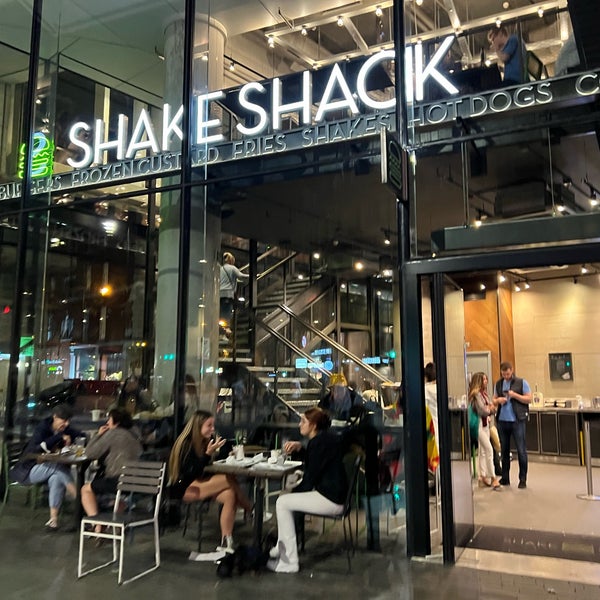 Photo taken at Shake Shack by I B. on 8/29/2022