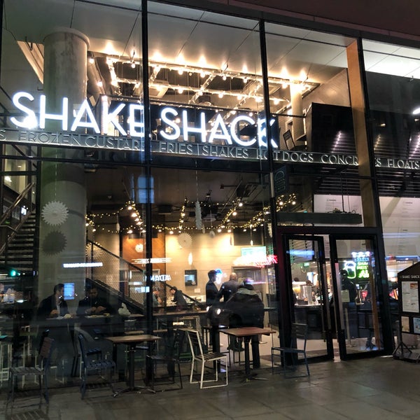 รูปภาพถ่ายที่ Shake Shack โดย I B. เมื่อ 12/3/2021