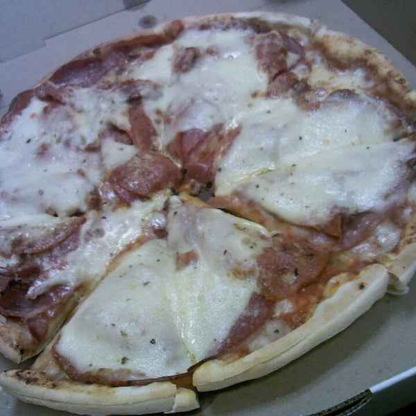 Foto tirada no(a) Geo&#39;s Pizzeria por Scout T. em 12/21/2013