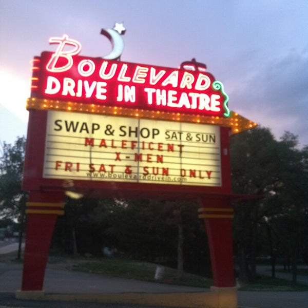 Снимок сделан в Boulevard Drive-In Theatre пользователем Scout T. 5/31/2014