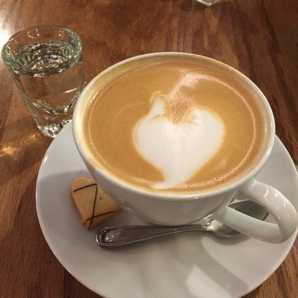 11/6/2014 tarihinde Sharon S.ziyaretçi tarafından Sofá Café'de çekilen fotoğraf