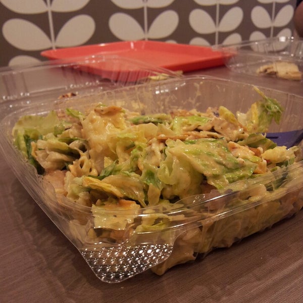 Foto scattata a Art of Salad EAST BRUNSWICK da ᴡ S. il 5/18/2014