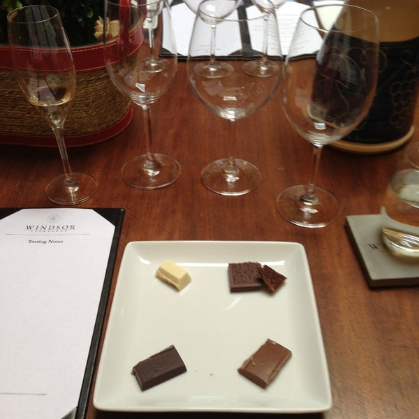 3/29/2013 tarihinde Chantelle B.ziyaretçi tarafından Windsor Vineyards Tasting Room'de çekilen fotoğraf