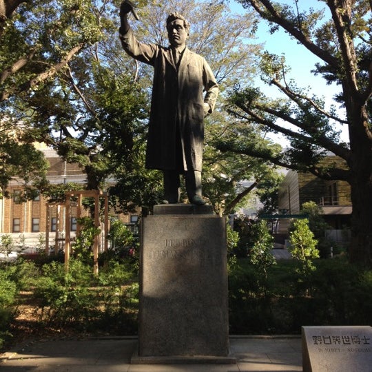 野口英世銅像 野外彫刻