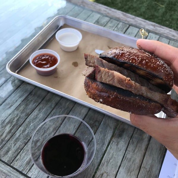 good variety of wines and barbecue foods. beef brisket sandwich was tasty 😋