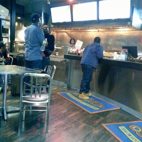 10/7/2012にNicole B.がDoug E&#39;s Chicken &amp; Wafflesで撮った写真
