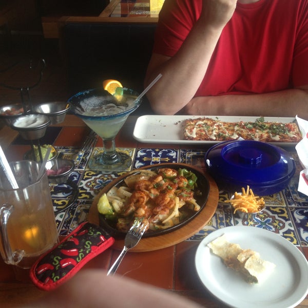 Photo taken at Chili&#39;s Grill &amp; Bar by Kat M. on 6/14/2014
