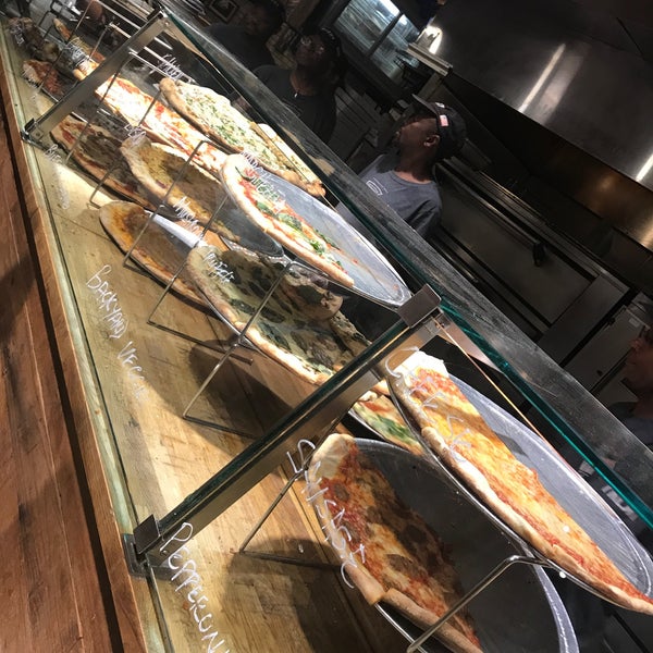 9/23/2017 tarihinde Shirleyziyaretçi tarafından Wiseguy NY Pizza'de çekilen fotoğraf