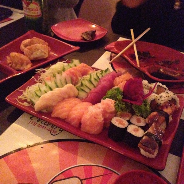 Photo taken at Seu Miyagi Sushi Lounge by Maria Eugênia S. on 6/17/2014