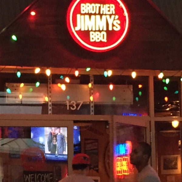 Foto scattata a Brother Jimmys BBQ da Ojoe il 6/20/2015