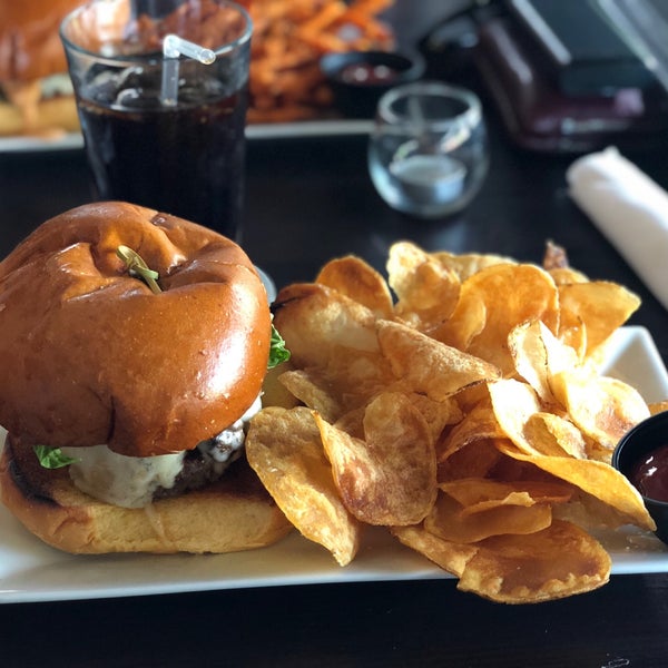Снимок сделан в Tiff&#39;s Burger &amp; Alehouse пользователем Jeiel A. 6/22/2019