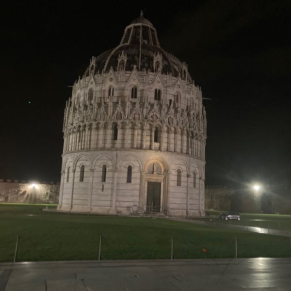 Foto tirada no(a) Piazza del Duomo (Piazza dei Miracoli) por Gatt O. em 11/7/2021
