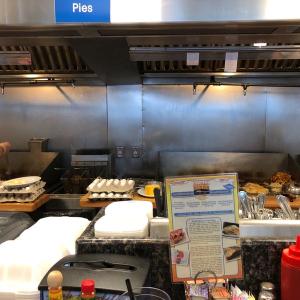 Photo taken at Bob &amp; Edith&#39;s Diner by Zeb P. on 3/10/2019