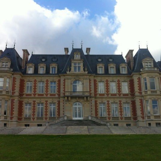 Photo taken at Les Fontaines by Sean A. on 11/6/2012