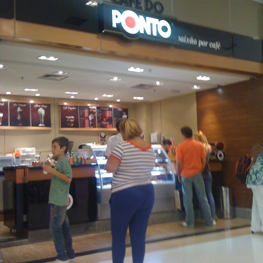 Photo taken at Café do Ponto by Simone N. on 4/10/2011