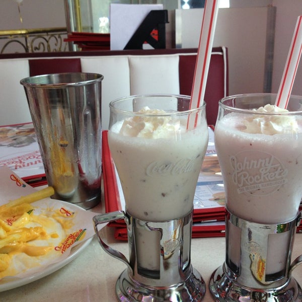 Photo taken at Johnny Rockets by iKate ~. on 7/26/2013