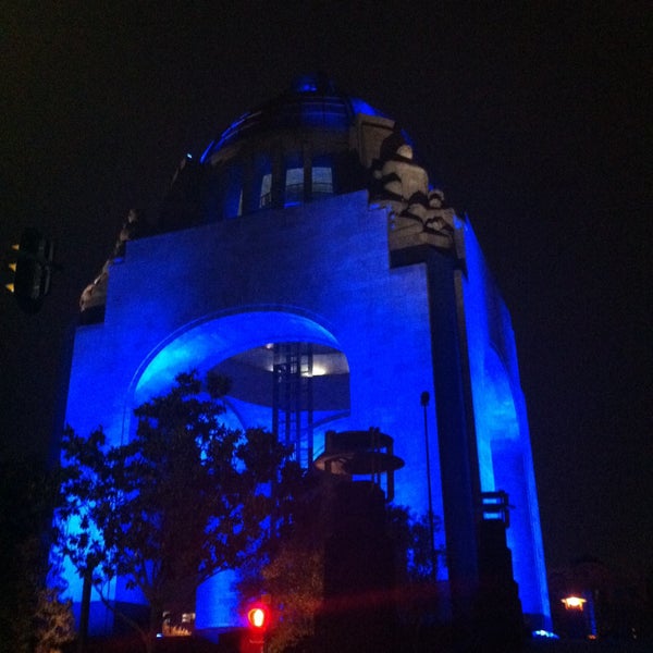 รูปภาพถ่ายที่ Monumento a la Revolución Mexicana โดย Ulises เมื่อ 4/22/2013