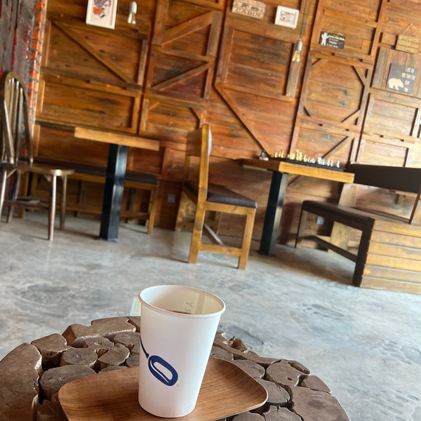 Foto tirada no(a) BEAR CUB ®️ Specialty coffee Roasteryمحمصة بير كب للقهوة المختصة por Eng.Khalid A. em 1/27/2023