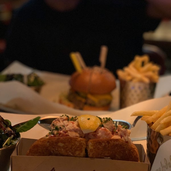 Foto diambil di Burger &amp; Lobster oleh A7md pada 12/6/2019