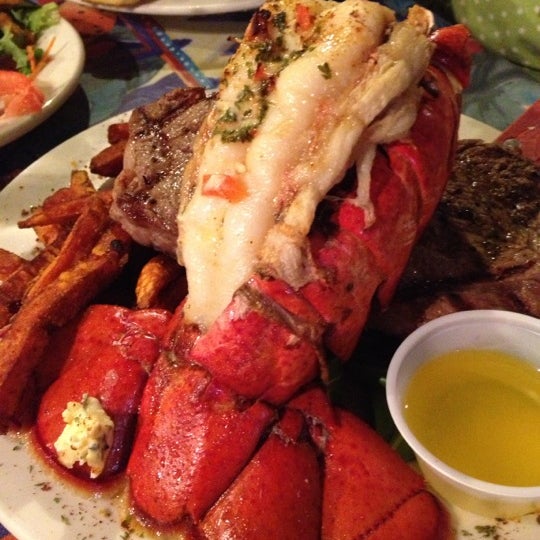 Foto scattata a Crab&#39;s Claw Oceanfront Caribbean Restaurant da Jackie C. il 1/12/2013