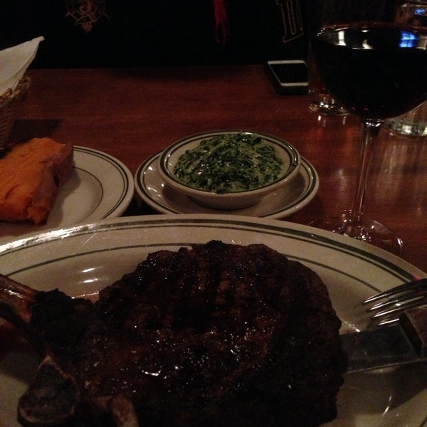 Foto diambil di Izzy&#39;s Steaks &amp; Chops oleh Janet E. pada 5/1/2013